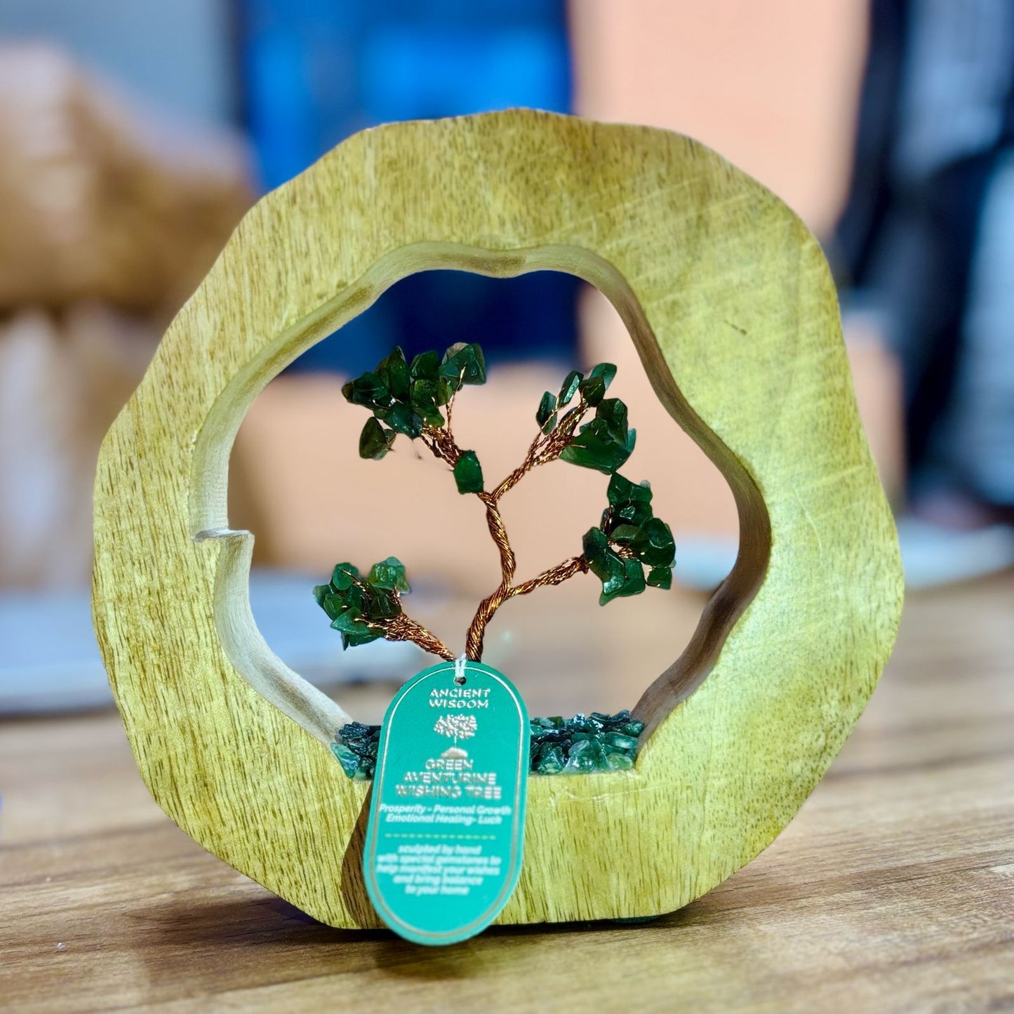 Árbol de Aventurina Verde sobre Madera de Mango - 60 Gemas Naturales