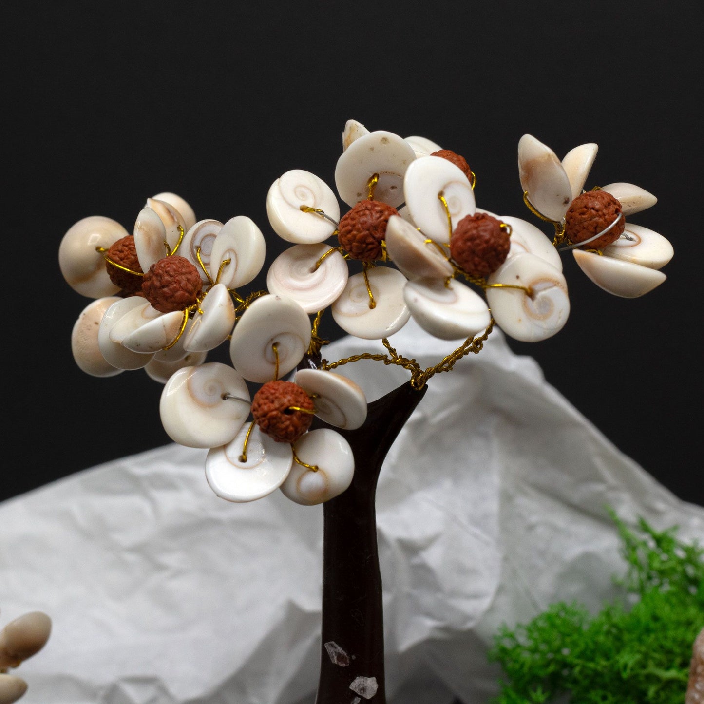 Árbol de Piedra Gomati decorado con Semillas Rudraksha - 45 piedras