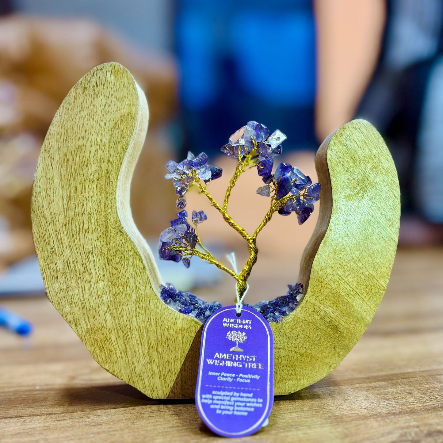 Árbol de Amatista sobre Madera de Mango - 60 Gemas Naturales