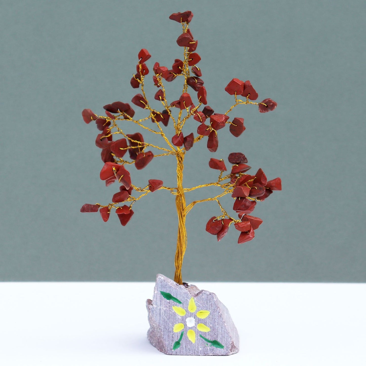 Árbol de Jaspe Rojo sobre Base de Piedra - 80 Gemas Naturales