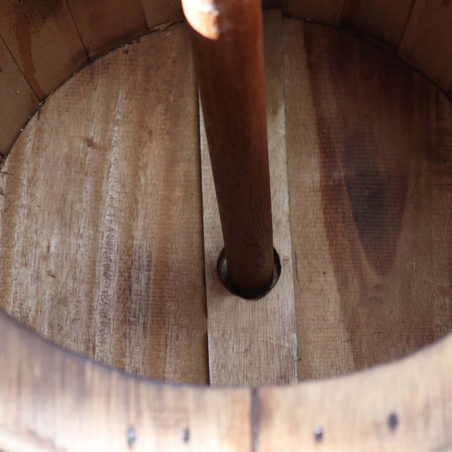 Taburete de barril de cerveza y soporte para parasol – Madera natural 38 x 32 cm