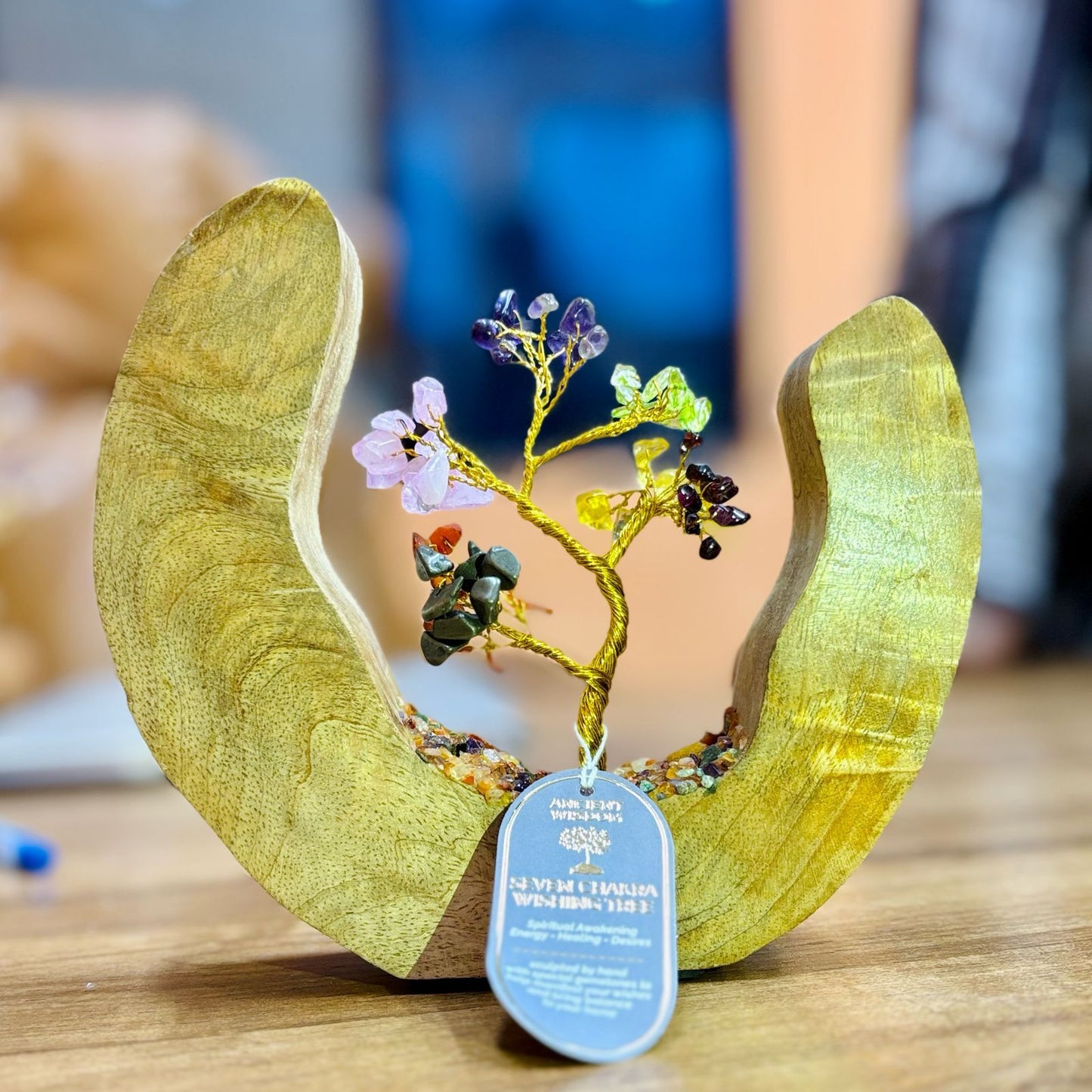 Árbol de Múltiples Gemas sobre Madera de Mango- 60 Gemas Naturales