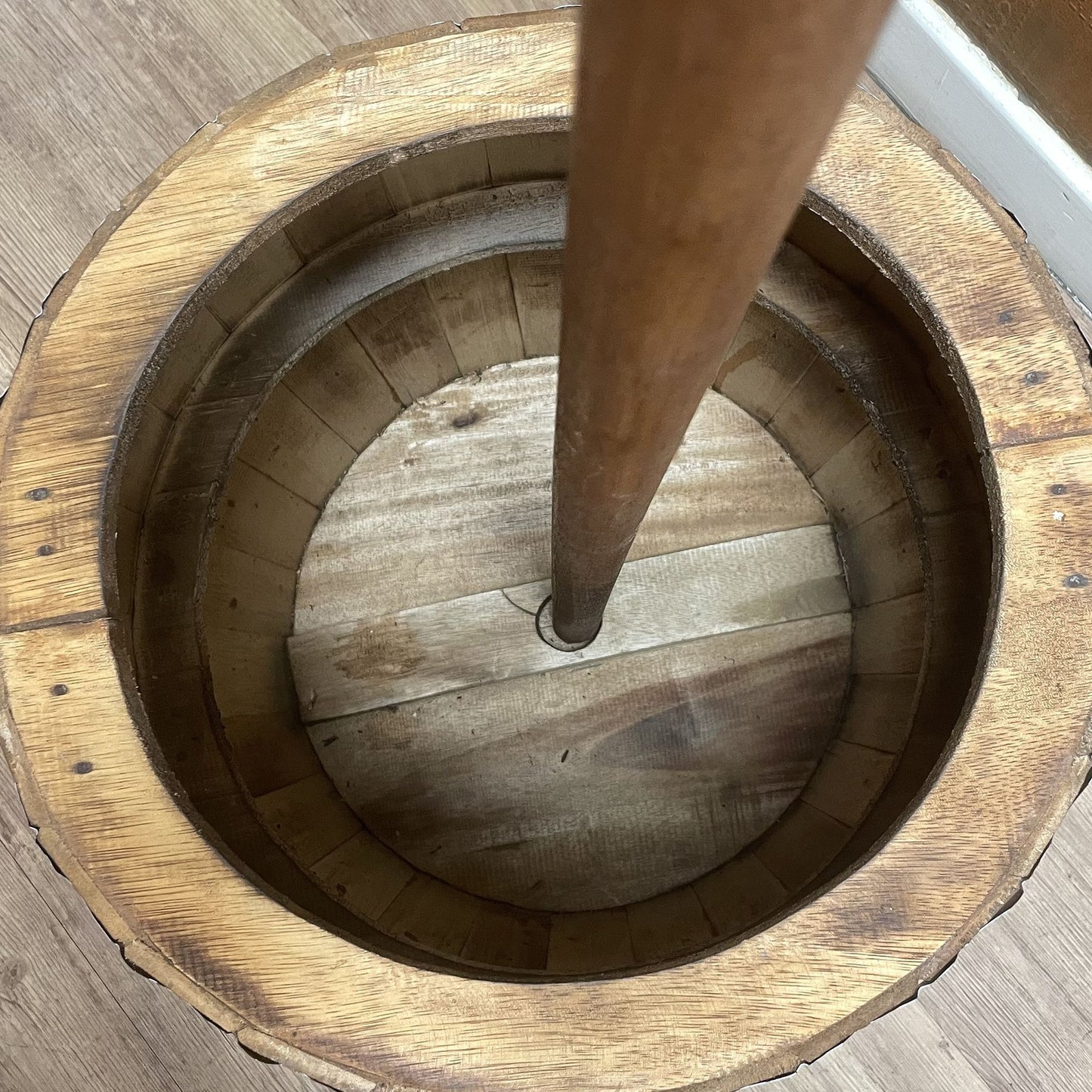 Taburete de barril de cerveza y soporte para parasol – Madera natural 38 x 32 cm