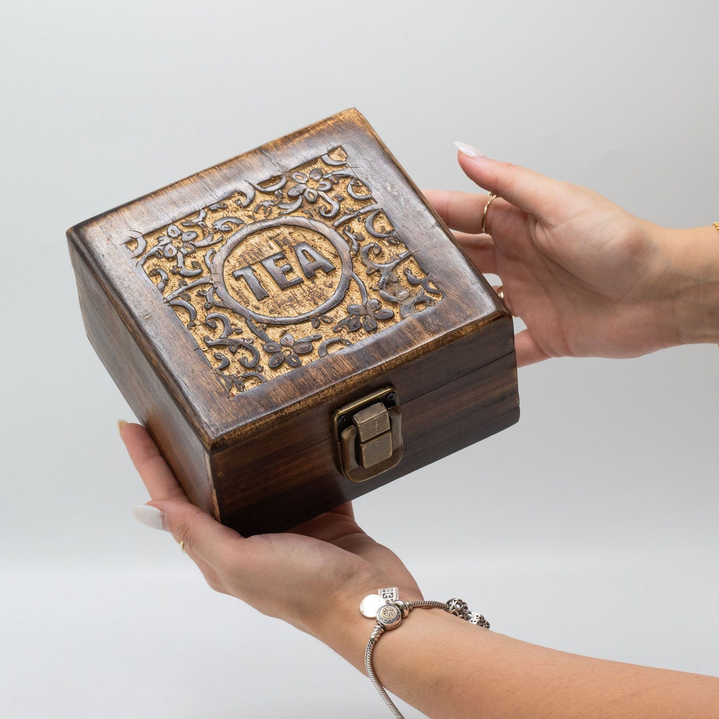 Caja de té tallada a mano (4 compartimentos)