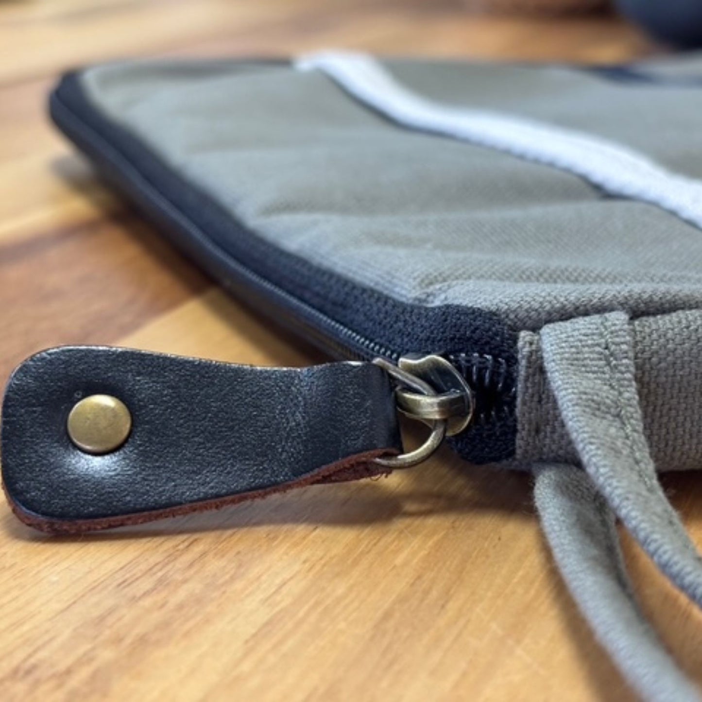 Funda de Lona para Portátil Hope Hare - Oliva