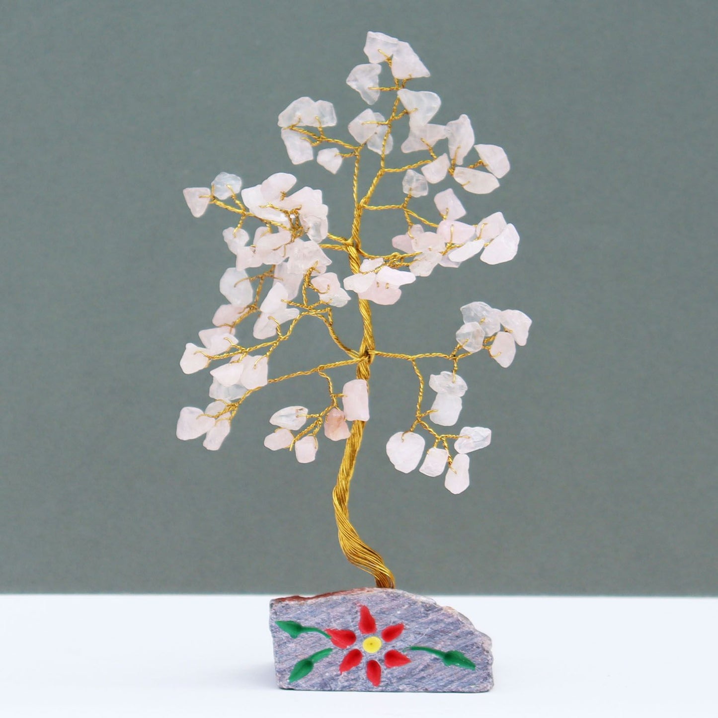 Árbol de Cuarzo Rosa sobre Base de Piedra - 80 Gemas Naturales