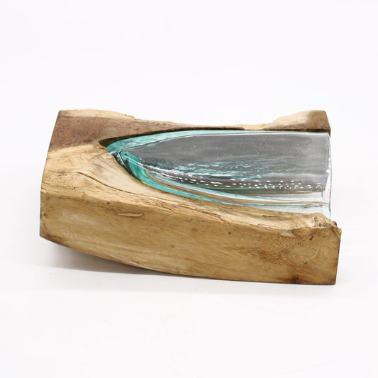 Jarrón de arte en forma de V de vidrio fundido sobre madera