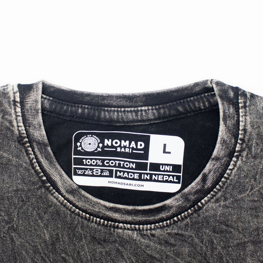 Nomad Sari Camiseta de algodón lavado a piedra - Compás de la Vida - Carbón - Grande