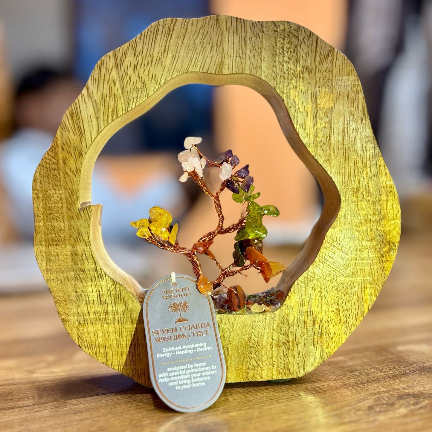 Árbol de Múltiples Gemas sobre Madera de Mango - 60 Gemas Naturales