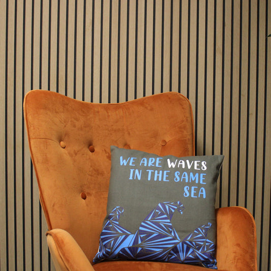 Funda de Cojín de Algodón Estampado - Somos Olas - Gris, Azul y Natural