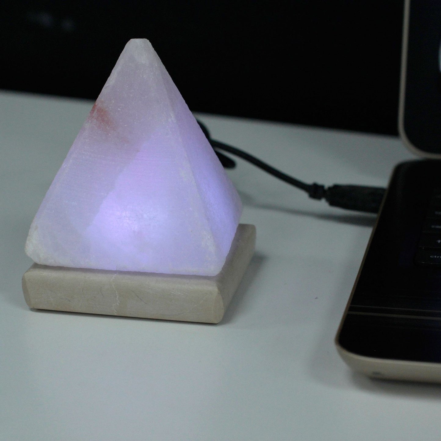 Lámpara de Sal del Himalaya Piramide Blanca Multicolor 9cm USB
